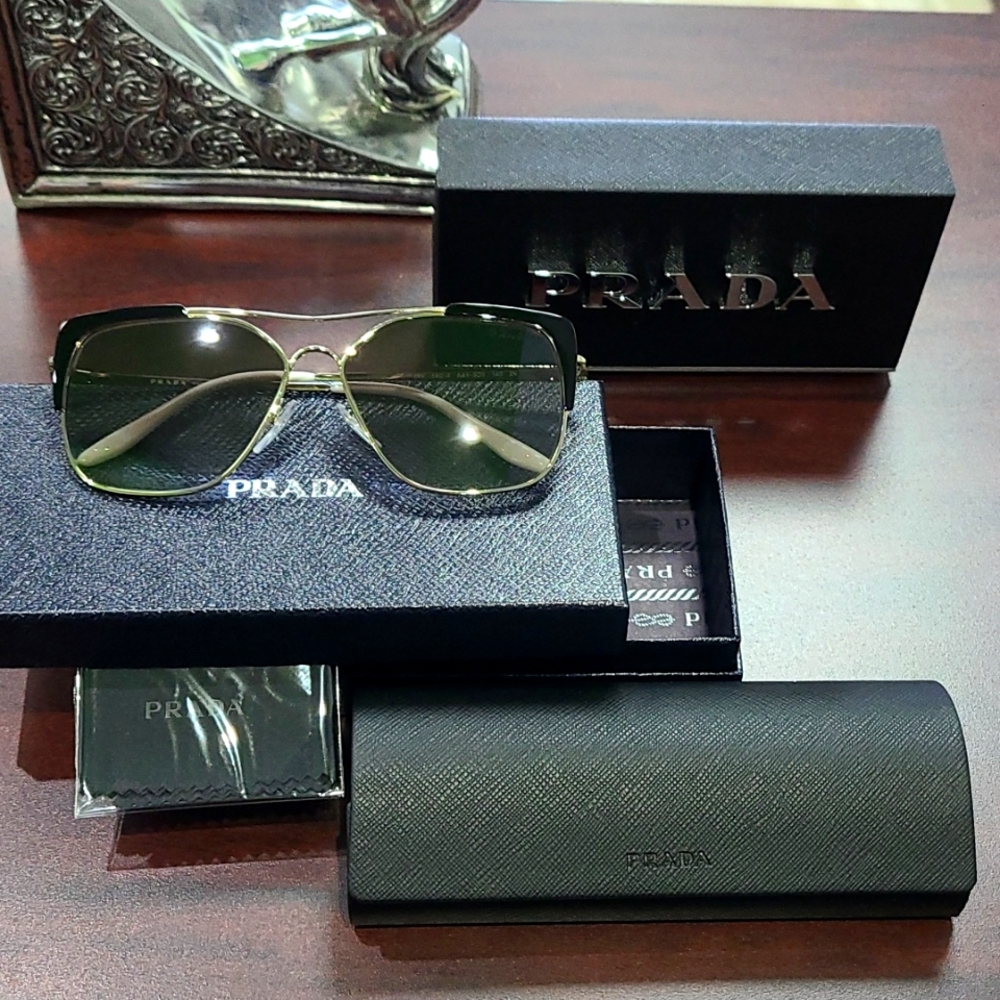 SOLD- Prada SPR54V sunglass w. factory essentials